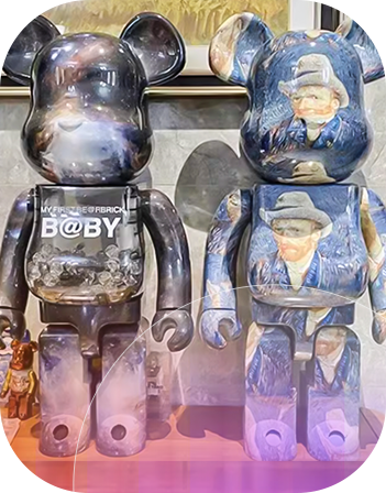 Aké sú výhody sôch Resin Art Sculptures v porovnaní s tradičnými sochárskymi materiálmi?