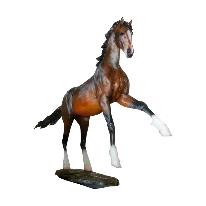 Aké sú výhody a výzvy Fiberglass Horse Sculpture v porovnaní s tradičnými materiálmi pri tvorbe?